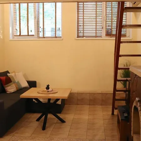 Cozy Nest: Charming Loft In The Heart Of Lejlighed Varna